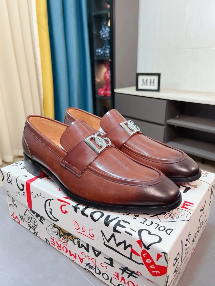 Men's shoes 💰540🌸🌸 [DG Dolce & Gabbana] High-end customized leather shoes. The upper is made of imported calf leather. Original hardware. I believe you will be impressed from the first time you see it. The avant-garde atmosphere can no longer fully interpret its elegance. AAA grade rubber outsole is super comfortable. The original cover last of the counter ensures its original version and quality. The upper is simple and the cowhide lining ensures its comfort and breathability. A pair of truly good shoes has its own unique soul, famous quality, and the first choice for successful people. Regular size 38-44 (45 customized)